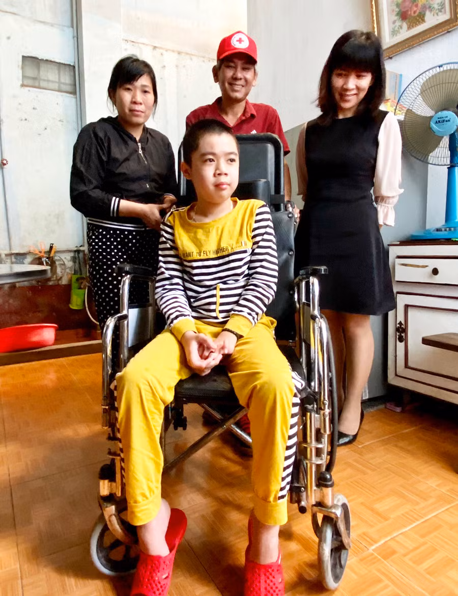  Đại diện Câu lạc bộ hiến máu nhân đạo Giọt hồng Pleiku trao tặng xe lăn cho cháu Võ Tuấn Tú tại nhà số 12 Trần Khánh Dư, phường Diên Hồng, TP. Pleiku. Ảnh: Hà Phương