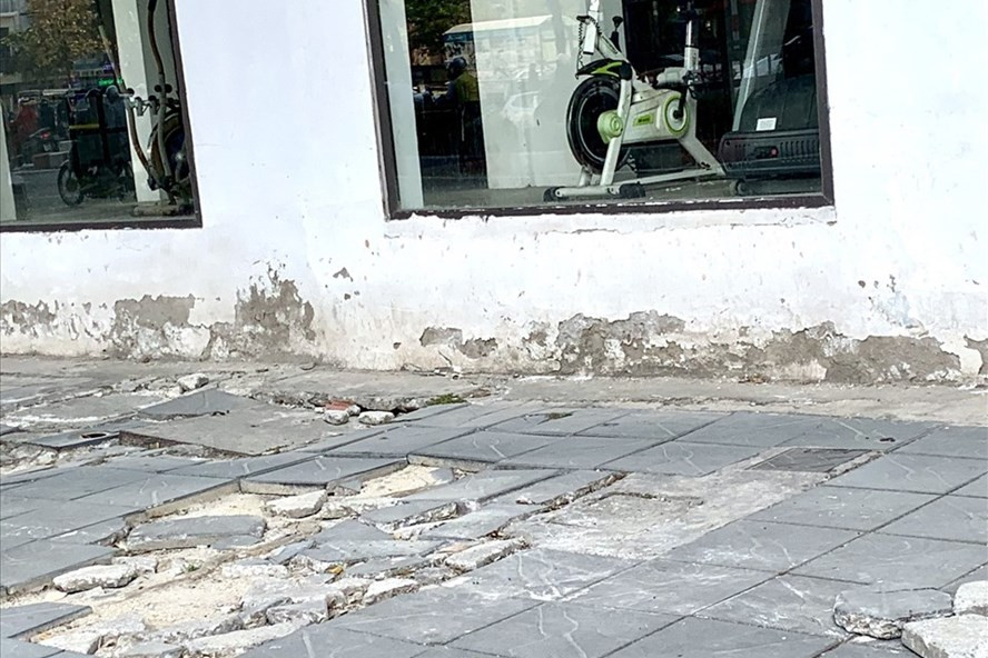  Những vỉa hè này cũng góp phần phá 50.000 tỉ đồng. Ảnh LĐ