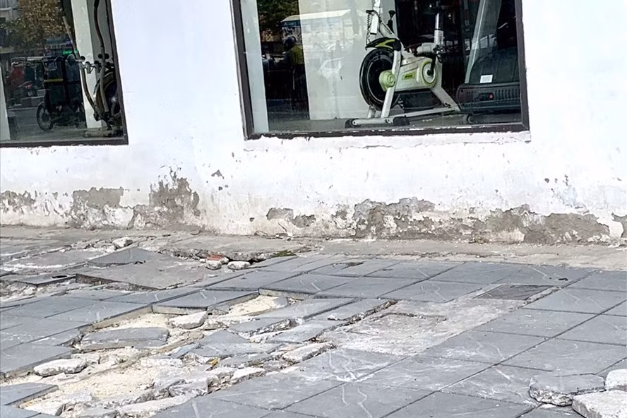  Những vỉa hè này cũng góp phần phá 50.000 tỉ đồng. Ảnh LĐ