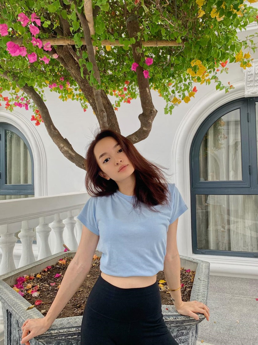 "Rõ nhất về sự thay đổi của cá nhân là ngoại hình. Mình đã giảm cân và chải chuốt ngoại hình cho đúng lứa tuổi để không còn là một cô học sinh nữa. Tuy nhiên, quan trọng nhất vẫn là cốt lõi ở bên trong, mình phải luôn trau dồi và phát triển và làm mới bản thân nếu không sẽ nhanh chóng bị khán giả và chính mình lãng quên" - Kaity tâm sự.