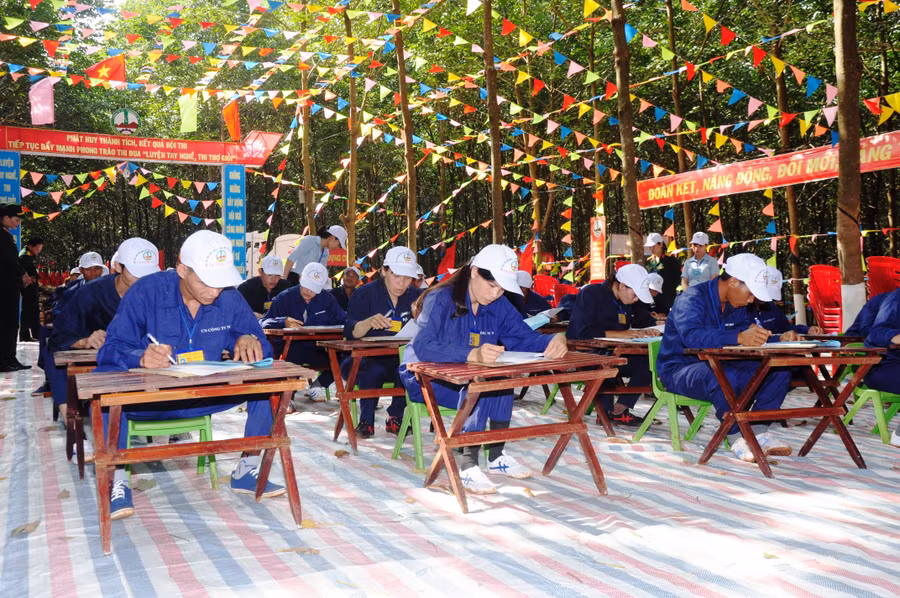 Các tuyển thủ Chi nhánh Công ty 75, Binh đoàn 15 thực hiện phần thi lý thuyết