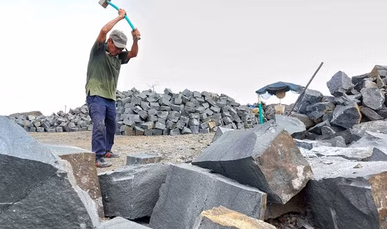  Một phu đá “3 không” làm việc giữa trưa nắng tại mỏ đá làng Mơ Nú (xã Chư Á, TP Pleiku, tỉnh Gia Lai). Ảnh: HỮU PHÚC