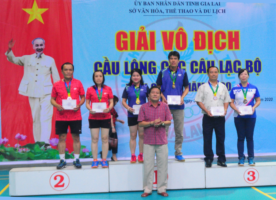 Ông Trần Ngọc Nhung-Giám đốc Sở Văn hóa-Thể thao và Du lịch tỉnh trao huy chương cho các vận động viên đạt giải cao nội dung đôi nam nữ. Ảnh: Nguyễn Tú