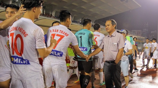 Đã lâu rồi, khán giả không còn thấy bầu Đức xuống sân động viên cầu thủ HAGL. Ảnh: TL Đã lâu rồi, khán giả không còn thấy bầu Đức xuống sân động viên cầu thủ HAGL. Ảnh: TL