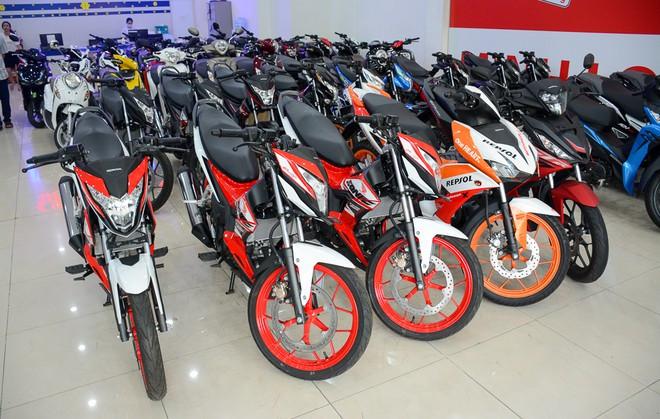 Các nhà sản xuất, kinh doanh mô tô xe máy tại Việt Nam đang nỗ lực vớt vát doanh số trong hai tháng cuối năm