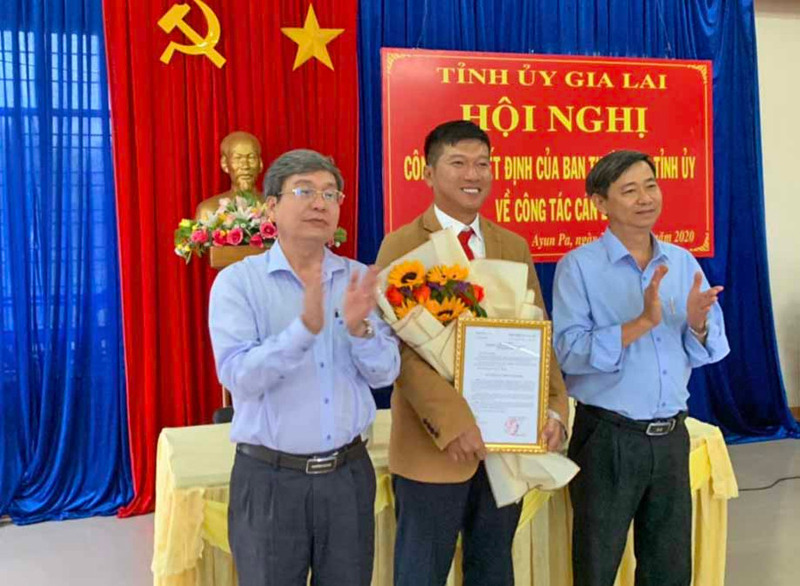 Đồng chí Huỳnh Quang Thái-Ủy viên Ban Thường vụ Tỉnh ủy, Trưởng ban Tổ chức Tỉnh ủy (bìa trái) trao quyết định điều động và chỉ định đồng chí Nguyễn Trường Sơn giữ chức vụ Phó Bí thư Thị ủy Ayun Pa, nhiệm kỳ 2020