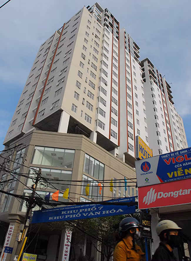 Một chung cư ở quận Tân Bình (TP.HCM) từng cho người dân vào ở khi vẫn đang thi công. Ảnh: H.G