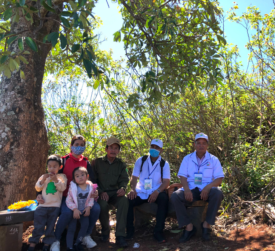 Đội ngũ y tế và lực lượng công an xã túc trực ngay trên đỉnh núi để hỗ trợ du khách khi cần thiết. Ảnh Nguyễn Giang