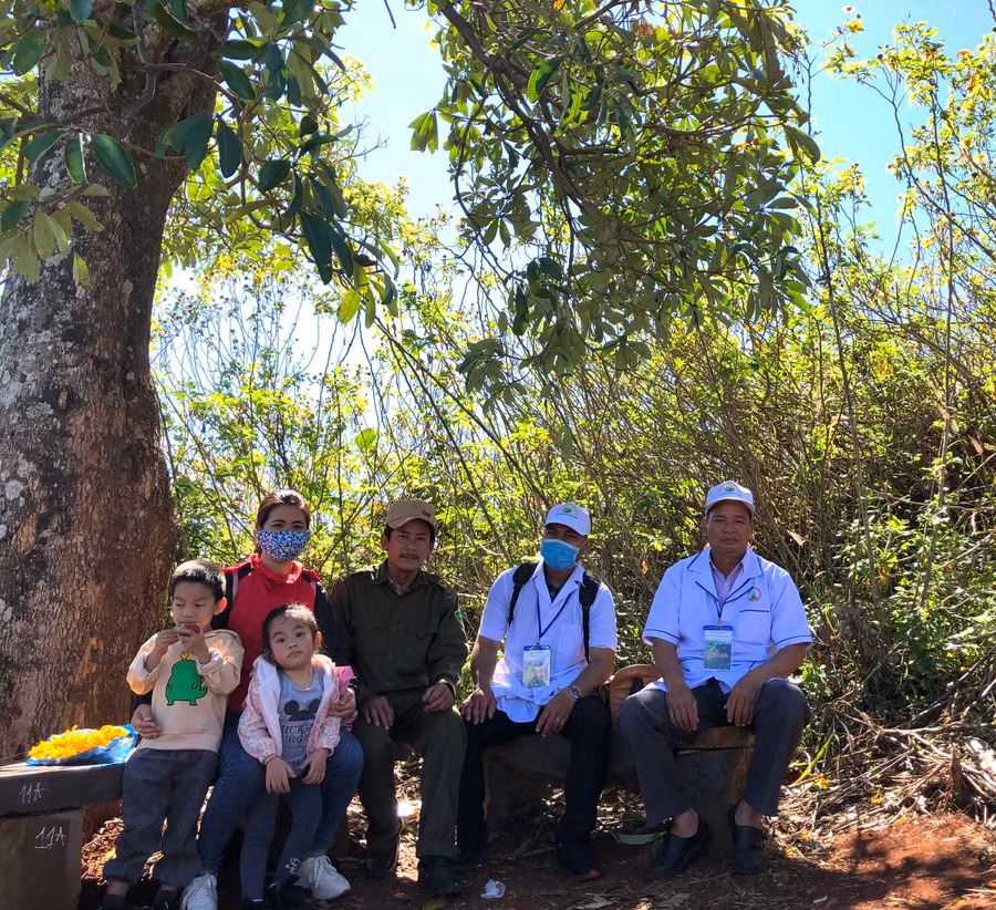 Đội ngũ y tế và lực lượng công an xã túc trực ngay trên đỉnh núi để hỗ trợ du khách khi cần thiết. Ảnh Nguyễn Giang