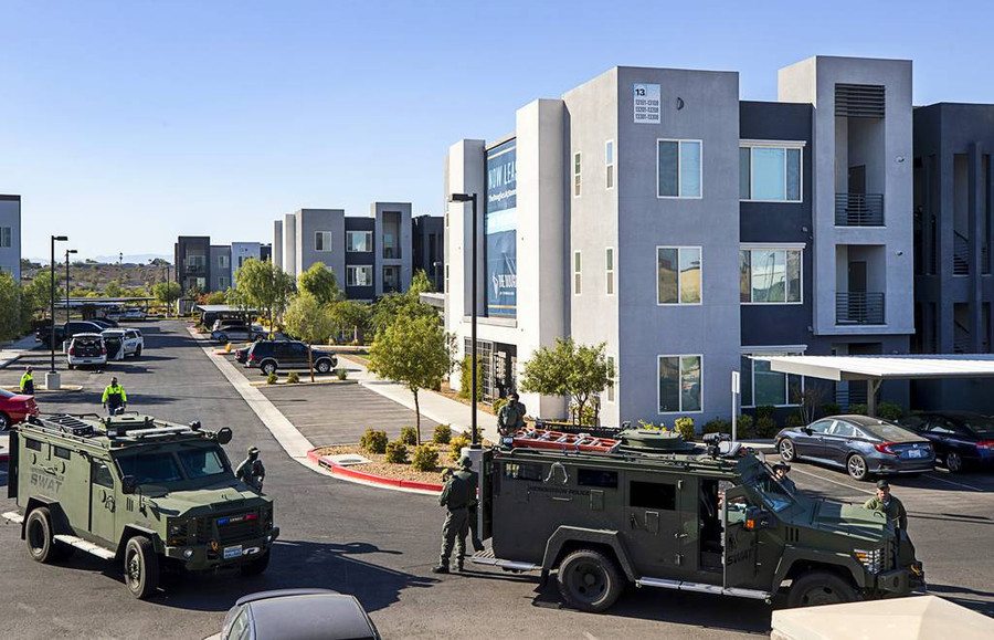  Cảnh sát xuất hiện gần như ngay lập tức sau khi nhận được thông báo có nổ súng giữa ngày bầu cử Mỹ (ảnh: NY Times)