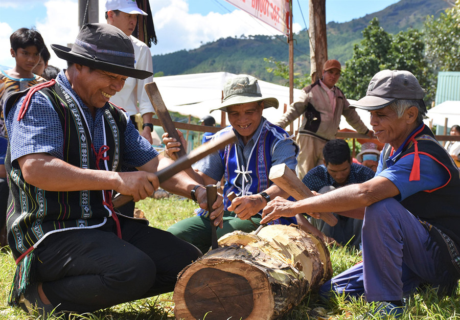 Các nghệ nhân tạc tượng tại Tuần lễ hoa dã quỳ-núi lửa Chư Đang Ya năm 2020. Ảnh: Trần Dung Các nghệ nhân tạc tượng tại Tuần lễ hoa dã quỳ-núi lửa Chư Đang Ya năm 2020. Ảnh: Trần Dung