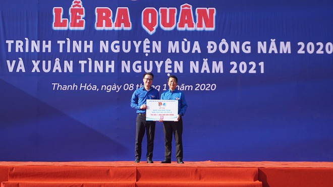 Trao 1,8 tỉ đồng hỗ trợ 6 tỉnh miền Trung vừa hứng chịu nhiều thiệt hại do lũ lụt gây ra. ẢNH MINH HẢI