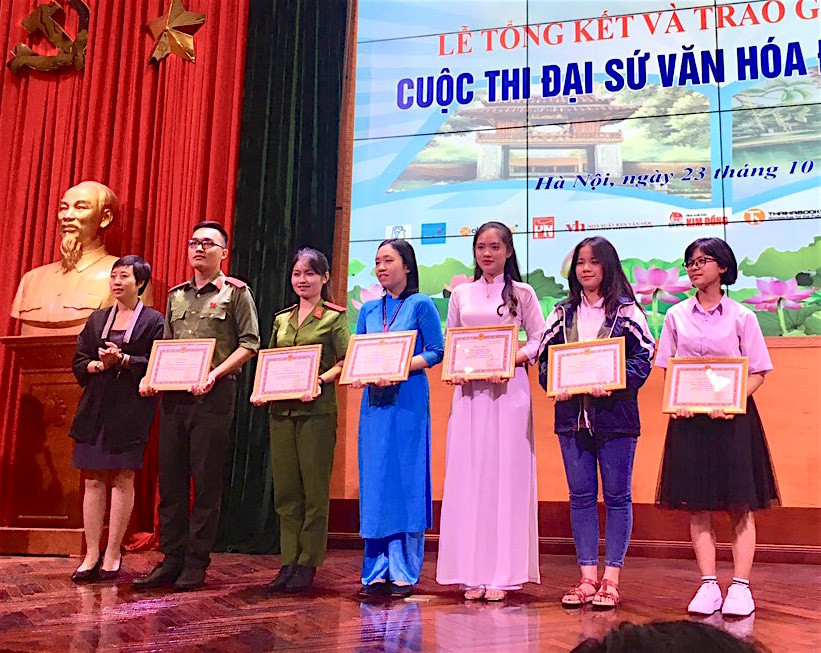 Em Phạm Thảo Nguyên (Trường THPT chuyên Hùng Vương; áo dài xanh) nhận giải nhì tại cuộc thi Đại sứ văn hóa đọc toàn quốc năm 2020. Ảnh: Hồng Thi