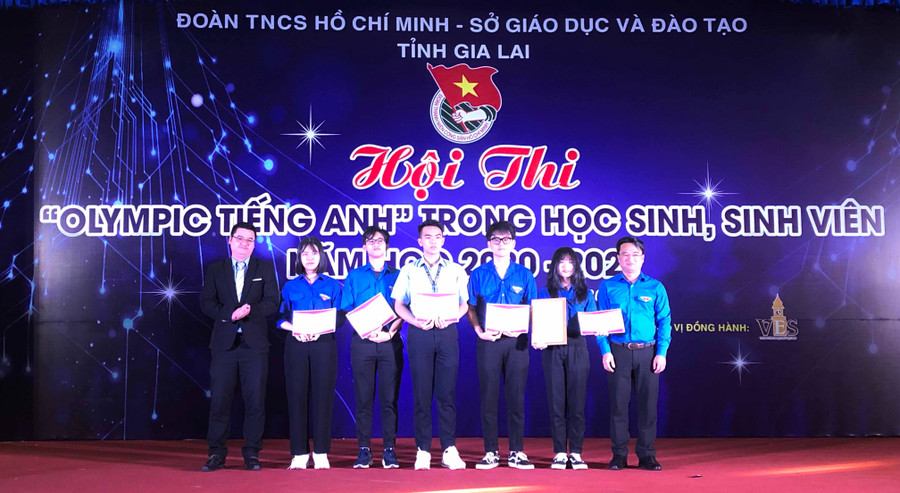 Ban tổ chức trao giải nhất cho đội thi Trường THPT Chuyên Hùng Vương. Ảnh Phan Lài