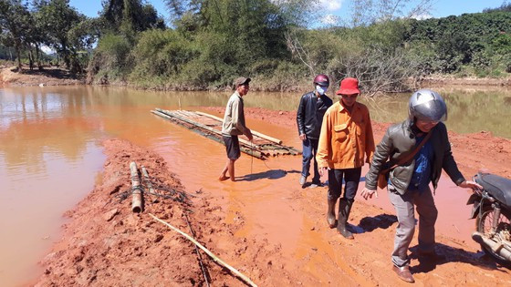 Đường vào khu sản xuất của dân vẫn ngập Đường vào khu sản xuất của dân vẫn ngập