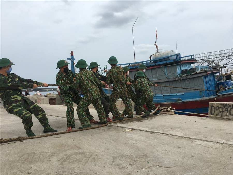 Các chiến sĩ quân đội giúp dân kéo tàu lên cạn tránh bão số 9. Ảnh: Hưng Thơ Các chiến sĩ quân đội giúp dân kéo tàu lên cạn tránh bão số 9. Ảnh: Hưng Thơ