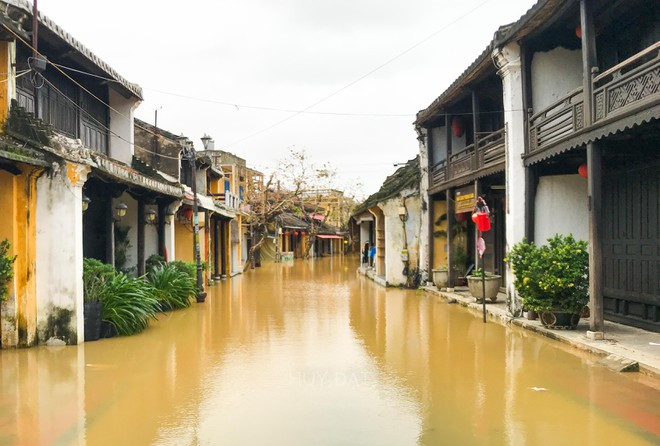 Một số tuyến đường phố cổ Hội An như: Bạch Đằng, Nguyễn Thái Học, Lê Lợi… ngập sâu trong nước lũ gây khó khăn cho người dân và các phương tiện khi lưu thông HUY ĐẠT