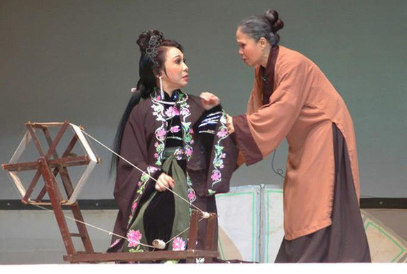 Nghệ sĩ Ánh Hoa (phải) và nghệ sĩ Bạch Tuyết trong vở Kiều Nguyệt Nga