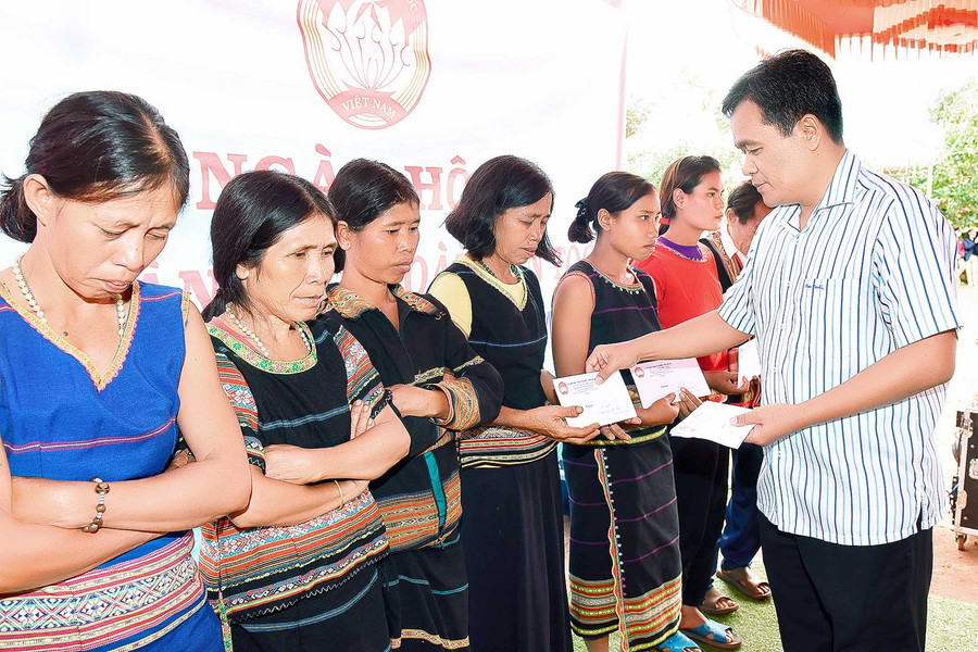 Đồng chí Hồ Văn Niên-Ủy viên dự khuyết Trung ương Đảng, Bí thư Tỉnh ủy, Trưởng đoàn đại biểu Quốc hội tỉnh tặng quà cho 10 hộ gia đình nghèo.