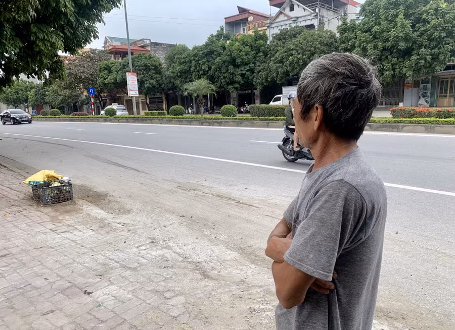 Nhân chứng thuật lại sự việc với PV Dân Việt. Ảnh: Quỳnh Nguyễn Nhân chứng thuật lại sự việc với PV Dân Việt. Ảnh: Quỳnh Nguyễn