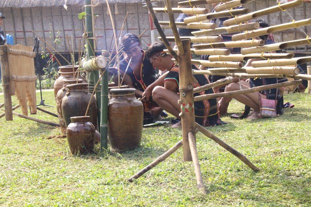 Sau đó là cắt tiết gà. (Ảnh: Minh Anh/Vietnam+)