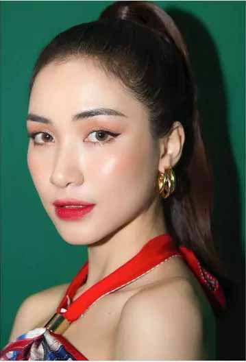 Hòa Minzy tự biết mình không sở hữu nhan sắc nghiêng nước nghiêng thành nhưng cô biết cách làm mình lung linh hơn mỗi lần lên hình: “Tuy không xinh nhưng em biết thế nào là ảo”.