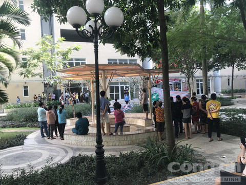  Người dân theo dõi vụ việc.