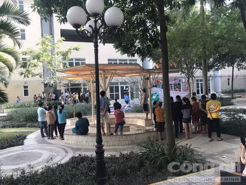 Người dân theo dõi vụ việc. Người dân theo dõi vụ việc.