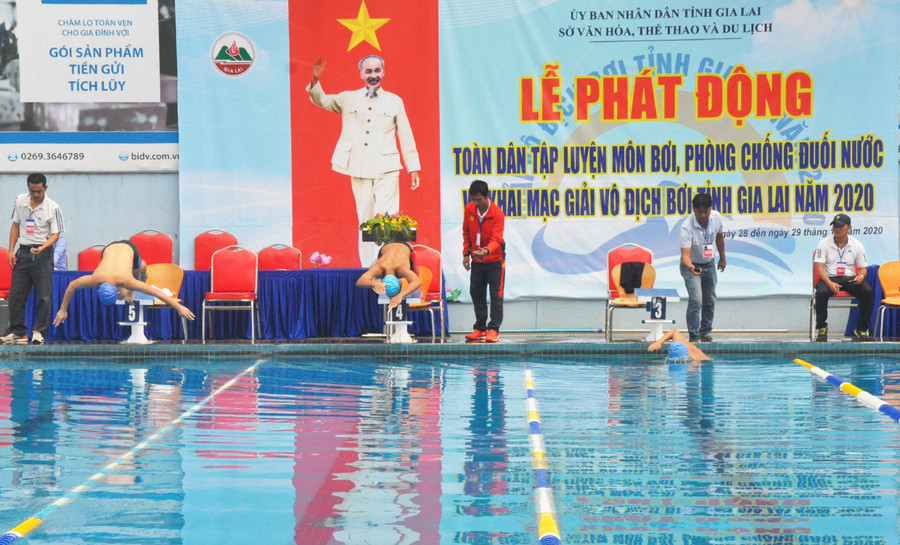 110 vận động viên dự Giải vô địch bơi tỉnh Gia Lai năm 2020 ảnh 1 Các VĐV xuất phát nội dung đua 100m bơi tự do nam. Ảnh: Nguyễn Tú