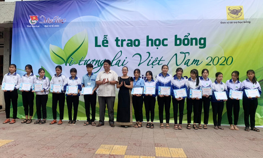 Các em học sinh nhận học bổng "Vì tương lai Việt Nam". Ảnh: Vũ Chi  Các em học sinh nhận học bổng Vì tương lai Việt Nam. Ảnh: Vũ Chi