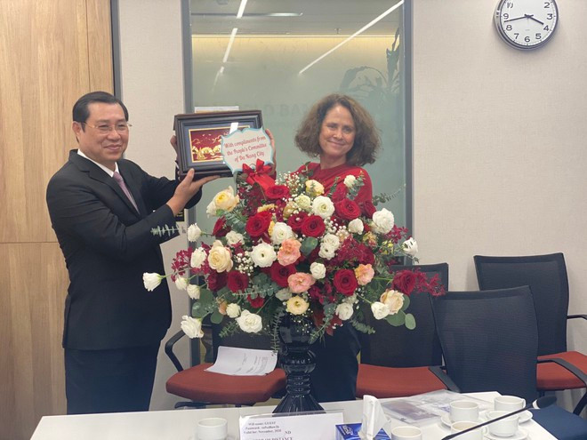 Ông Huỳnh Đức Thơ, Chủ tịch UBND TP.Đà Nẵng và bà Carolyn Turk, Giám đốc quốc gia Ngân hàng Thế giới tại Việt Nam. ẢNH: NGUYỄN TÚ