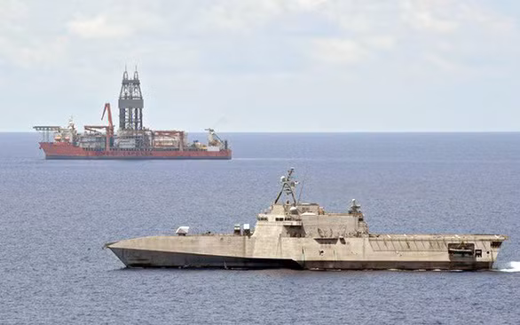 Tàu USS Gabrielle Giffords di chuyển gần tàu khoan thăm dò West Capella của Malaysia ngày 12-5-2020, sau khi có thông tin nhóm tàu khảo sát Hải Dương địa chất 8 của Trung Quốc hiện diện tại EEZ của Malaysia, gần khu vực Capella hoạt động - Ảnh: HẢI QUÂN MỸ