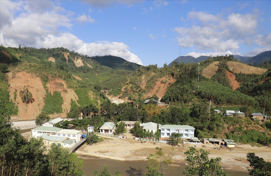 Tuy đã thông tuyến từ trung tâm huyện Phước Sơn và các xã Phước Kim, Phước Thành, Phước Lộc nhưng nguy cơ sạt lở vẫn hiện hữu đối với người dân địa phương. Ảnh: Huu Long