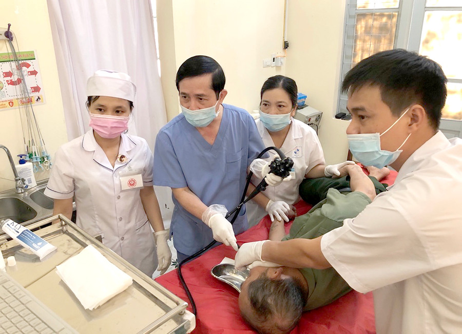 Thầy thuốc nặng lòng với Gia Lai ảnh 2 Thầy thuốc Nhân dân Nguyễn Duy Thắng (thứ 2 từ trái sang) trực tiếp nội soi cho bệnh nhân tại Bệnh viện 331 (TP. Pleiku). Ảnh: Nguyễn Giang