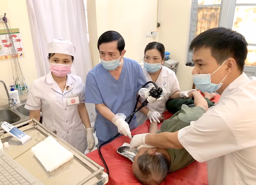 Thầy thuốc Nhân dân Nguyễn Duy Thắng (thứ 2 từ trái sang) trực tiếp nội soi cho bệnh nhân tại Bệnh viện 331 (TP. Pleiku). Ảnh: Nguyễn Giang