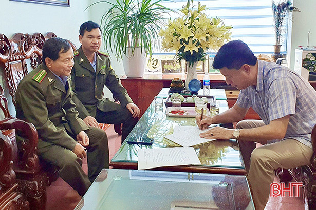 Đại diện Hạt Kiểm lâm Hương Sơn và Vườn Quốc gia Vũ Quang bàn giao, tiếp nhận để chăm sóc cá thể cu li nhỏ trước khi tái thả về tự nhiên. Đại diện Hạt Kiểm lâm Hương Sơn và Vườn Quốc gia Vũ Quang bàn giao, tiếp nhận để chăm sóc cá thể cu li nhỏ trước khi tái thả về tự nhiên.