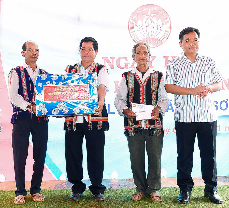 Bí thư Tỉnh ủy Hồ Văn Niên (bìa phải) tặng quà cho cán bộ và nhân dân làng Tul Đoa (xã Đak Sơ Mei, huyện Đak Đoa). Ảnh: Đức Thụy Bí thư Tỉnh ủy Hồ Văn Niên (bìa phải) tặng quà cho cán bộ và nhân dân làng Tul Đoa (xã Đak Sơ Mei, huyện Đak Đoa). Ảnh: Đức Thụy