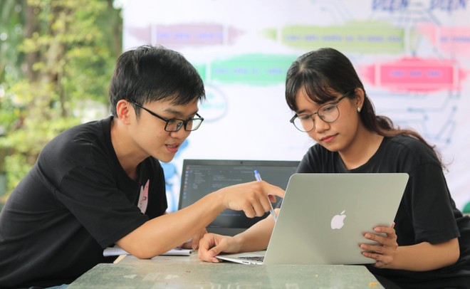 Lê Nguyễn Chí Ân (trái) và Phạm Thị Thiên Thảo ẢNH: LÊ THANH Lê Nguyễn Chí Ân (trái) và Phạm Thị Thiên Thảo ẢNH: LÊ THANH