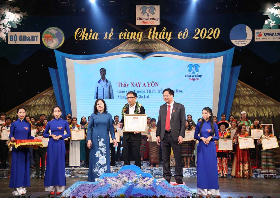 Thầy Nay A Yôn nhận bằng khen của Trung ương Hội Liên hiệp Thanh niên Việt Nam tại chương trình “Chia sẻ cùng thầy cô” năm 2020. Ảnh: Thủy Bình
