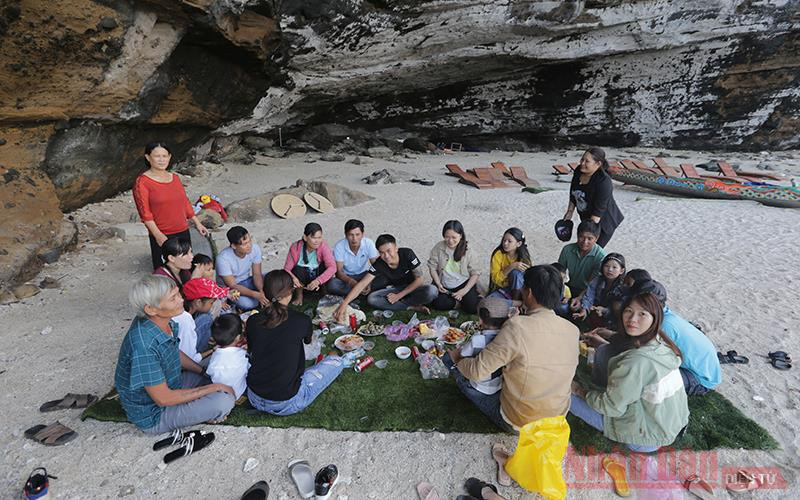 Hang Câu dưới núi Thới Lới nơi người dân và du khách thường tụ tập và đón gió từ biển Đông. Hang Câu dưới núi Thới Lới nơi người dân và du khách thường tụ tập và đón gió từ biển Đông.