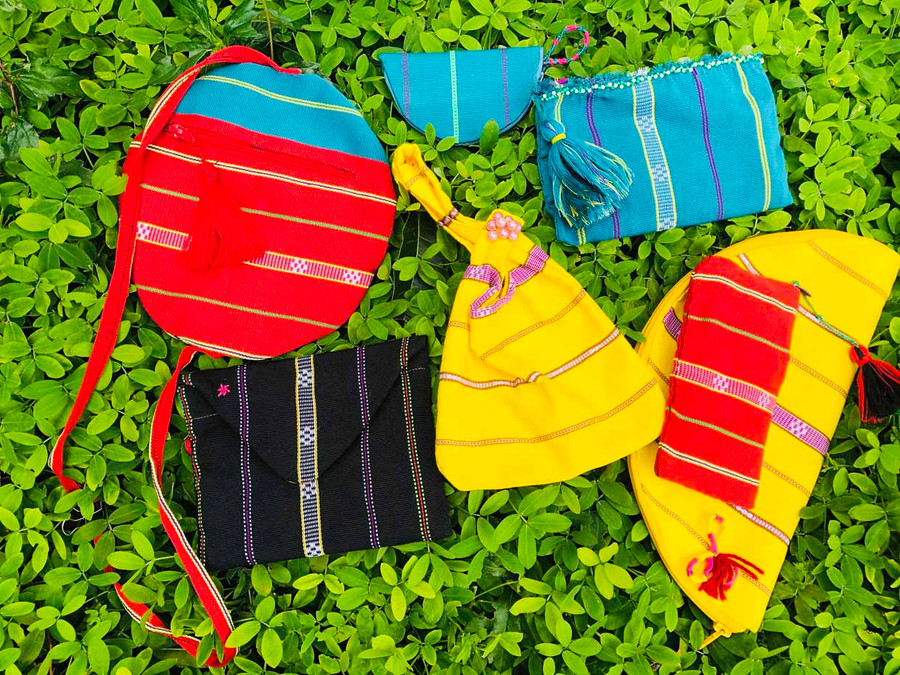 Các sản phẩm handmade từ vải thổ cẩm do em Trần Thị Thảo tự tay làm. Ảnh: Thủy Bình