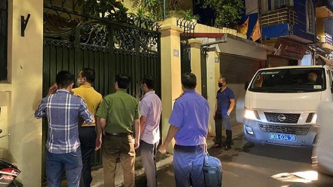 Cơ quan điều tra Bộ Công an khám xét nhà riêng ông Nguyễn Đức Chung hồi cuối tháng 8. ẢNH LÊ QUÂN