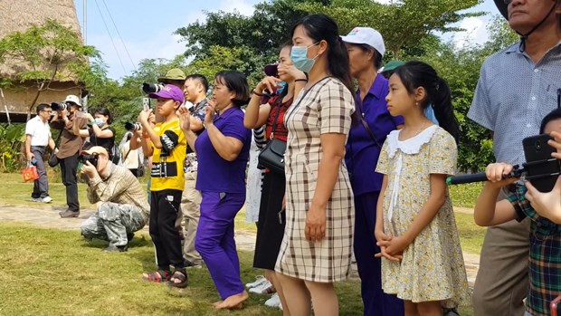  Hai nữ du khách không ngại ngần hòa theo điệu âm vang của cồng chiêng. (Ảnh: Minh Anh/Vietnam+)