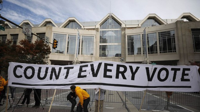  Tại Georgia, Biden cũng vươn lên dẫn trước Trump hàng nghìn phiếu, theo dữ liệu từ Fox.