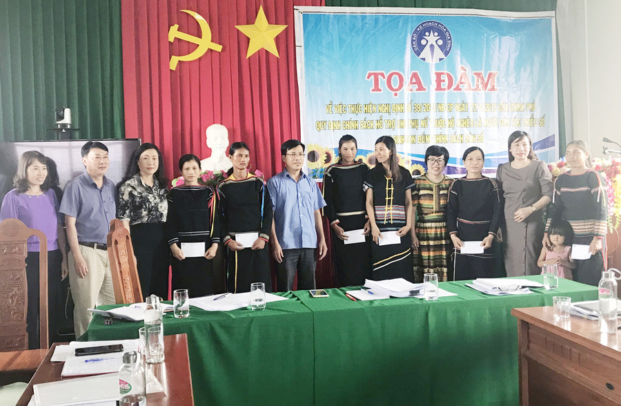 Tổng cục Dân số-Kế hoạch hóa gia đình trao quà cho phụ nữ sinh con đúng chính sách tại xã Krông Năng (huyện Krông Pa). Ảnh: Phạm Ngọc 