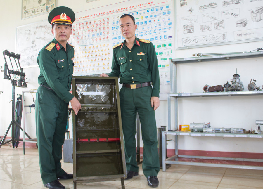 Sáng kiến “Khóa cò súng tiểu liên AK” giúp tiết kiệm thời gian trong huấn luyện sẵn sàng chiến đấu. Ảnh: Trần Hữu An