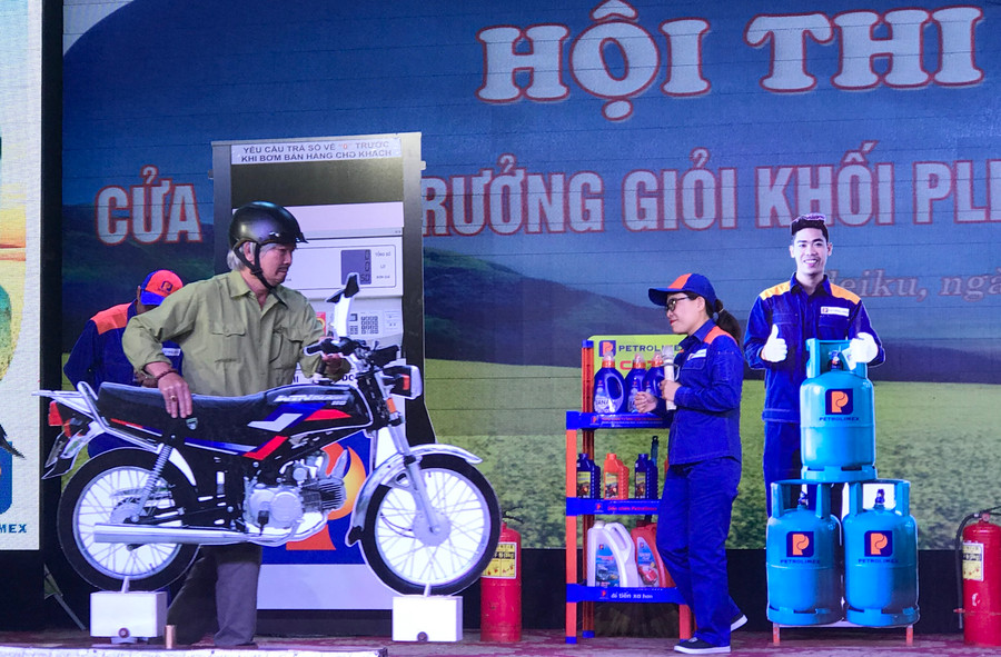 Một thí sinh tham gia phần thi chào hỏi. Ảnh: Vũ Thảo