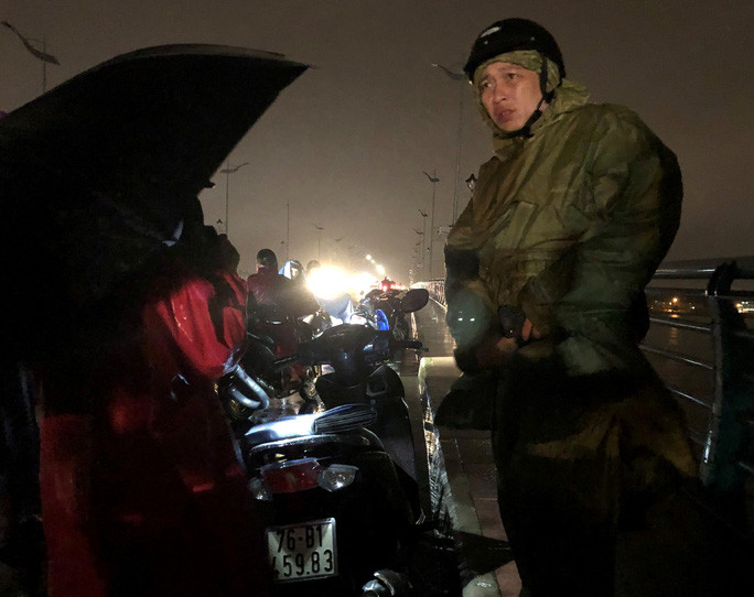 Lực lượng chức năng lập biên bản, điều tra vụ việc. Ảnh: T.Trực Lực lượng chức năng lập biên bản, điều tra vụ việc. Ảnh: T.Trực