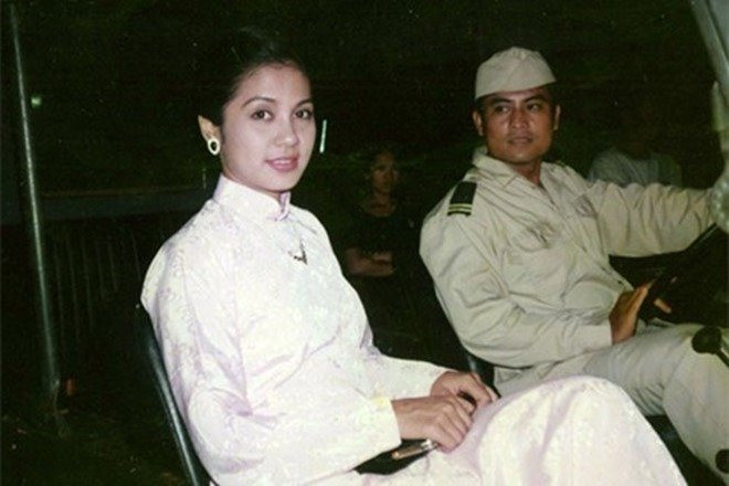 Nhận vai Bạch Cúc khi mới vừa 24 tuổi nhưng Việt Trinh đã thể hiện xuất sắc diễn biến tâm lý của một cô gái từ khi còn là một nữ sinh có vẻ đẹp nổi bật.