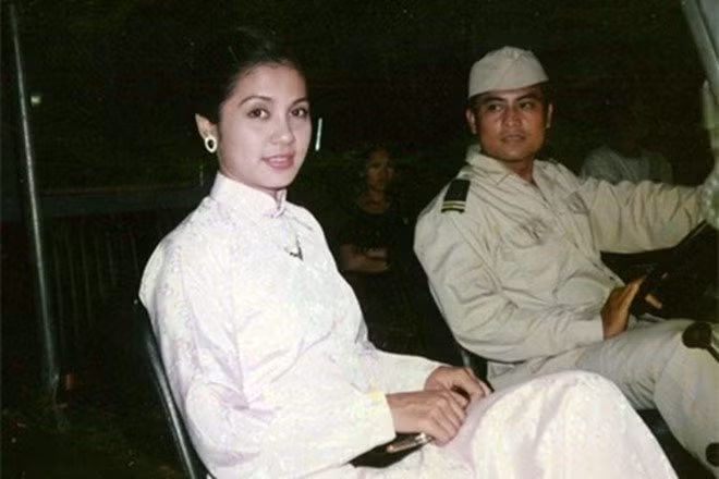 Nhận vai Bạch Cúc khi mới vừa 24 tuổi nhưng Việt Trinh đã thể hiện xuất sắc diễn biến tâm lý của một cô gái từ khi còn là một nữ sinh có vẻ đẹp nổi bật.